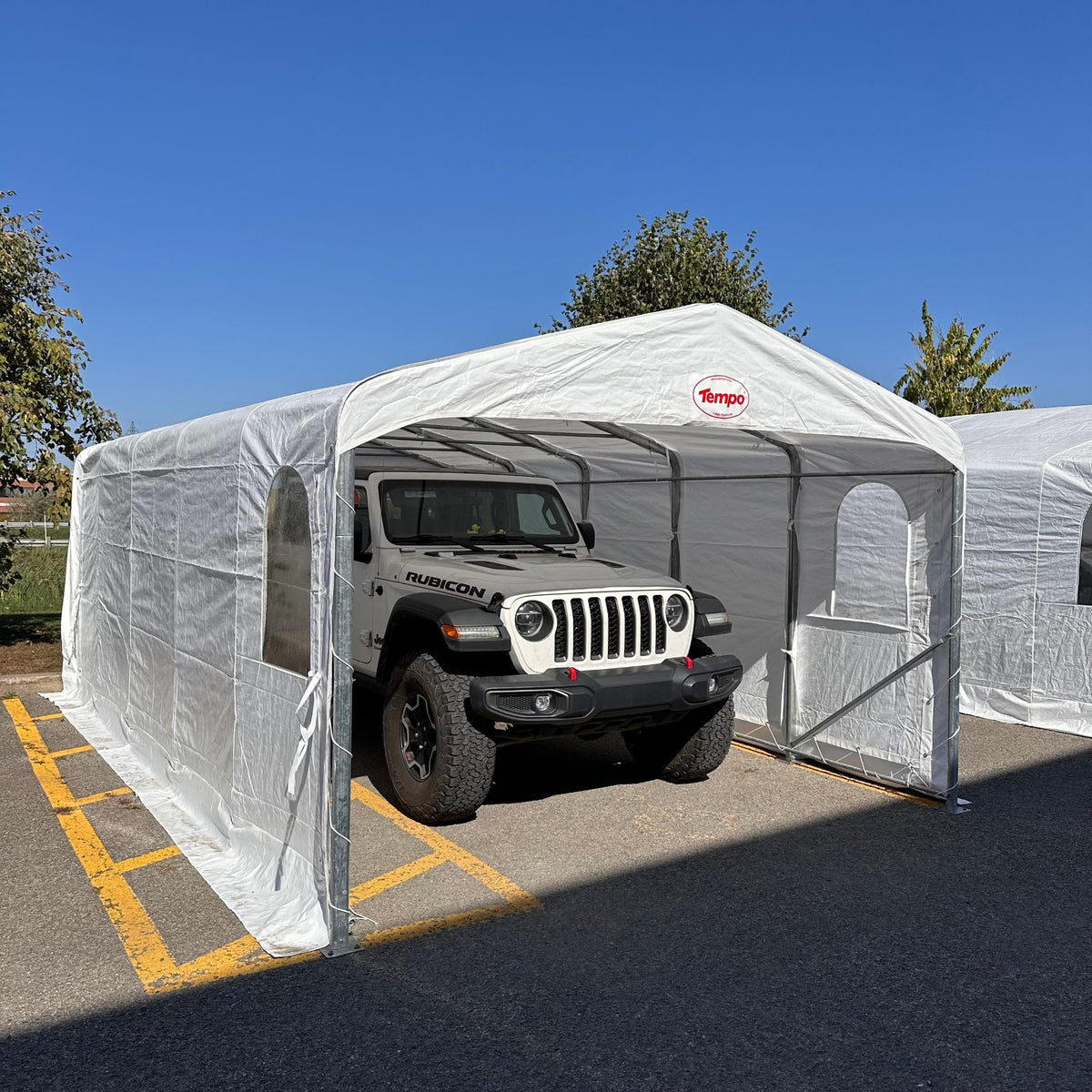 Abri d'auto simple 12' TA Tempo abritant un VUS, montants droits pour plus d'espace utile