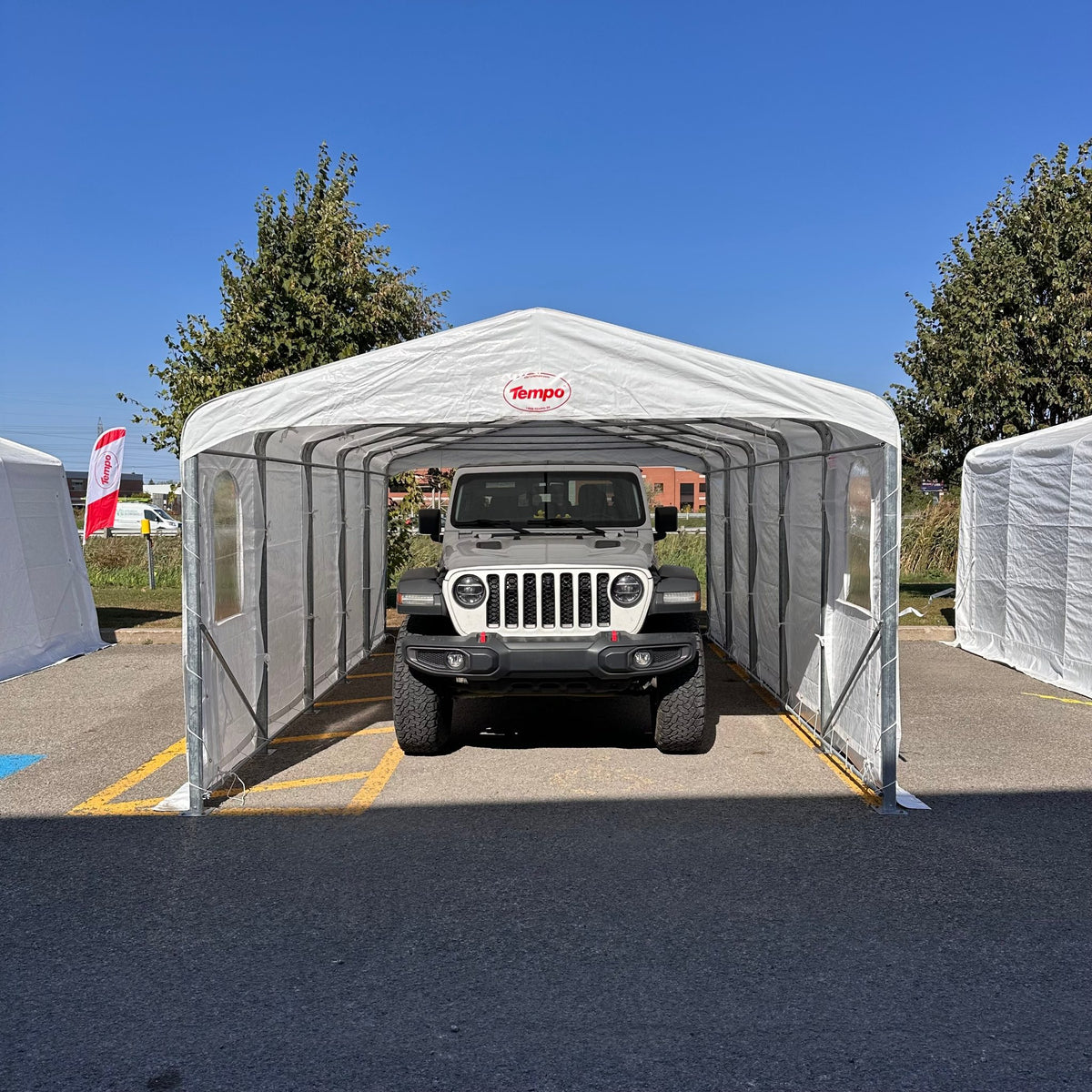 Abri d'auto simple 12' TA Tempo vu de face avec un VUS stationné à l'intérieur